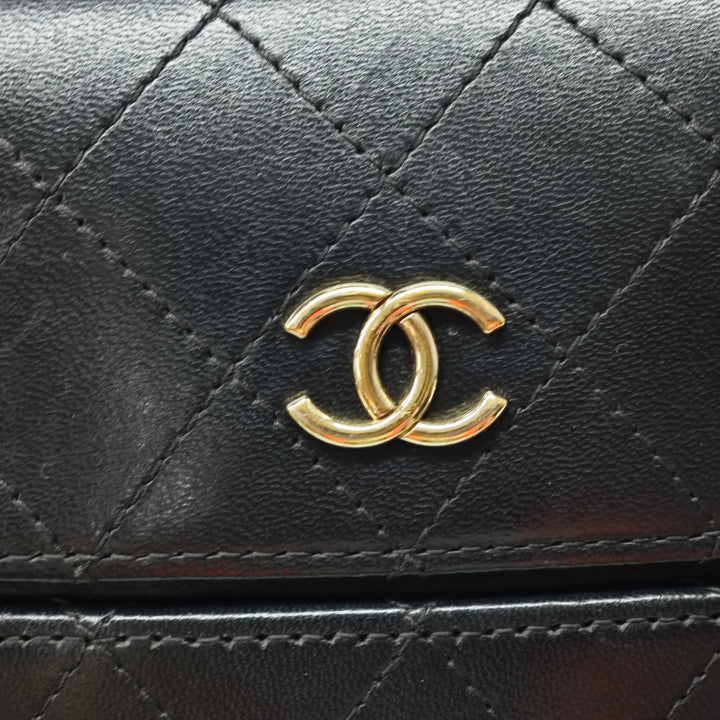 Chanel CC Matelassé Cuir d’agneau Sac rond à chaîne Phone Holder