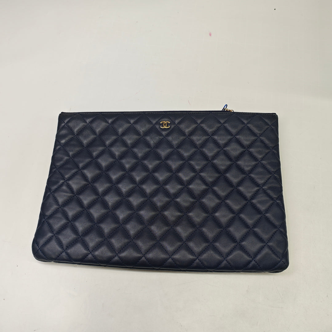 Chanel Large Matelassé Cuir d’agneau Casino Charms O Étui Pochette