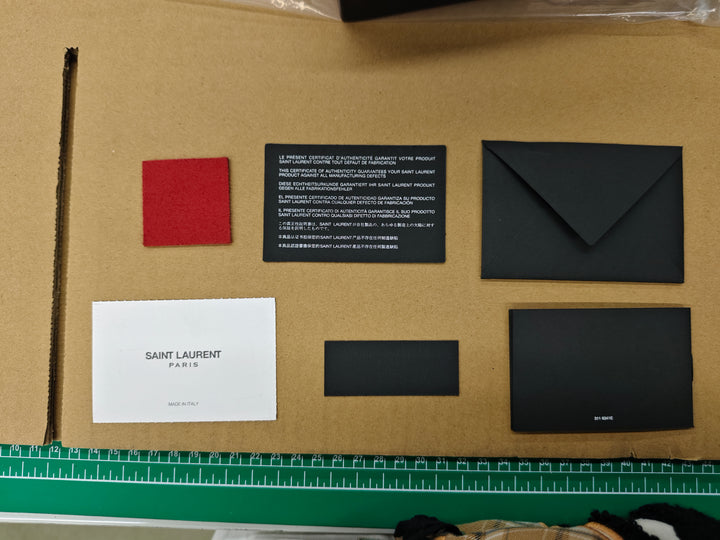 Saint Laurent Grain De Poudre Cassandre Envelope Chain Portefeuille