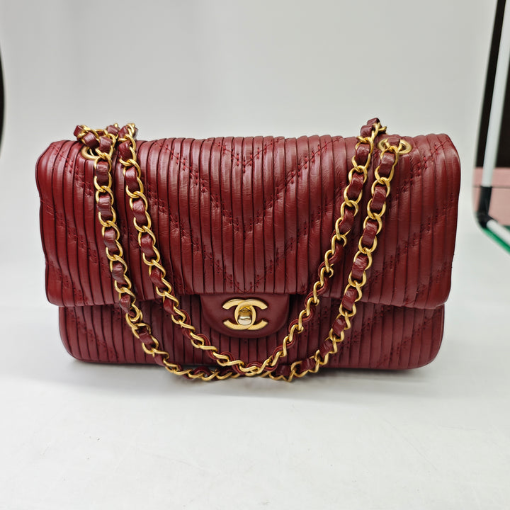 Chanel Medium Classic Chevron Cuir de veau Pleated Double rabat