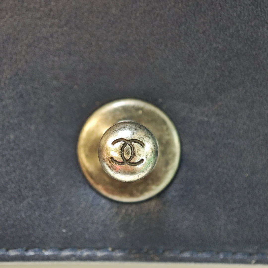 Chanel Paris Dallas Small Matelassé Distressed Cuir de veau clouté Boy à rabat