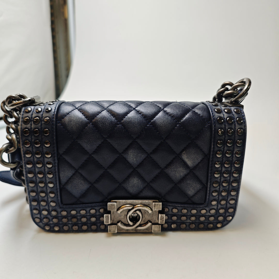 Chanel Paris Dallas Small Matelassé Distressed Cuir de veau clouté Boy à rabat