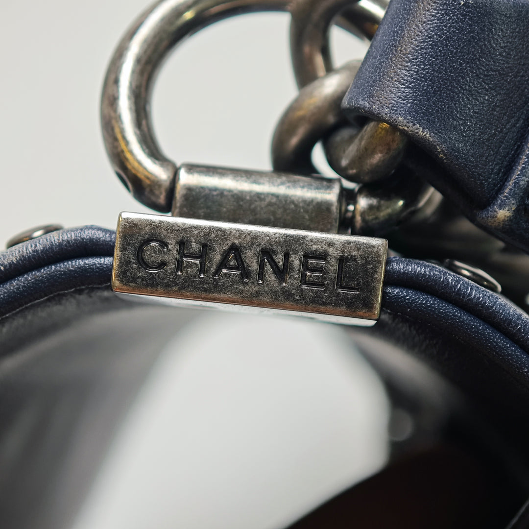 Chanel Paris Dallas Small Matelassé Distressed Cuir de veau clouté Boy à rabat