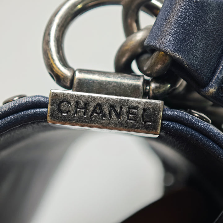 Chanel Paris Dallas Small Matelassé Distressed Cuir de veau clouté Boy à rabat