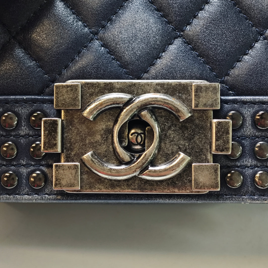 Chanel Paris Dallas Small Matelassé Distressed Cuir de veau clouté Boy à rabat