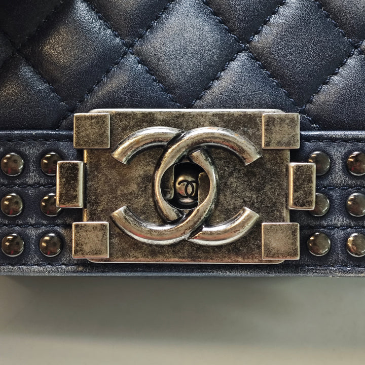 Chanel Paris Dallas Small Matelassé Distressed Cuir de veau clouté Boy à rabat