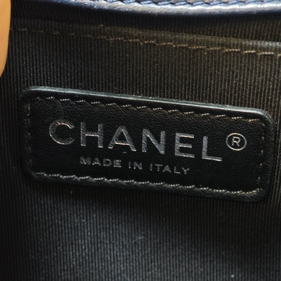 Chanel Paris Dallas Small Matelassé Distressed Cuir de veau clouté Boy à rabat