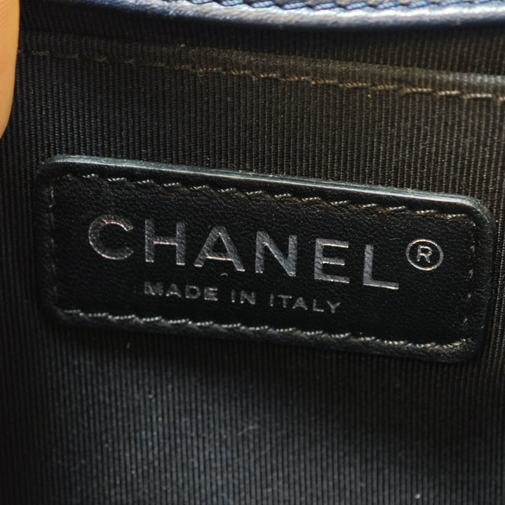 Chanel Paris Dallas Small Matelassé Distressed Cuir de veau clouté Boy à rabat