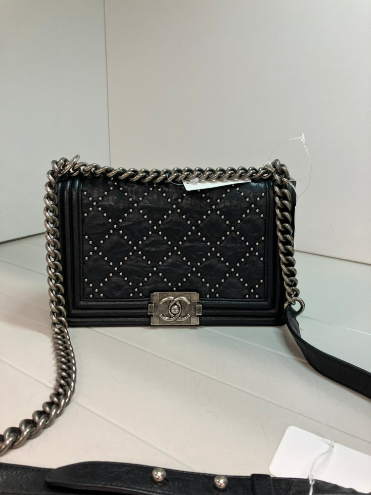 Chanel Old Medium Matelassé Crumpled Cuir de veau clouté Boy à rabat