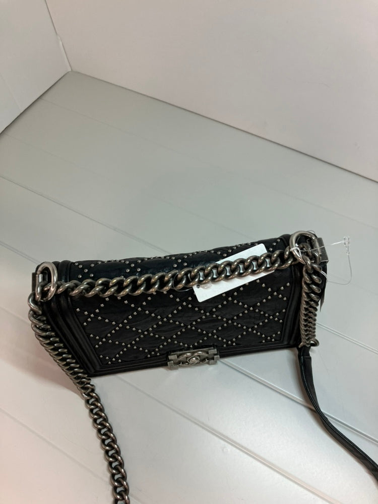 Chanel Old Medium Matelassé Crumpled Cuir de veau clouté Boy à rabat