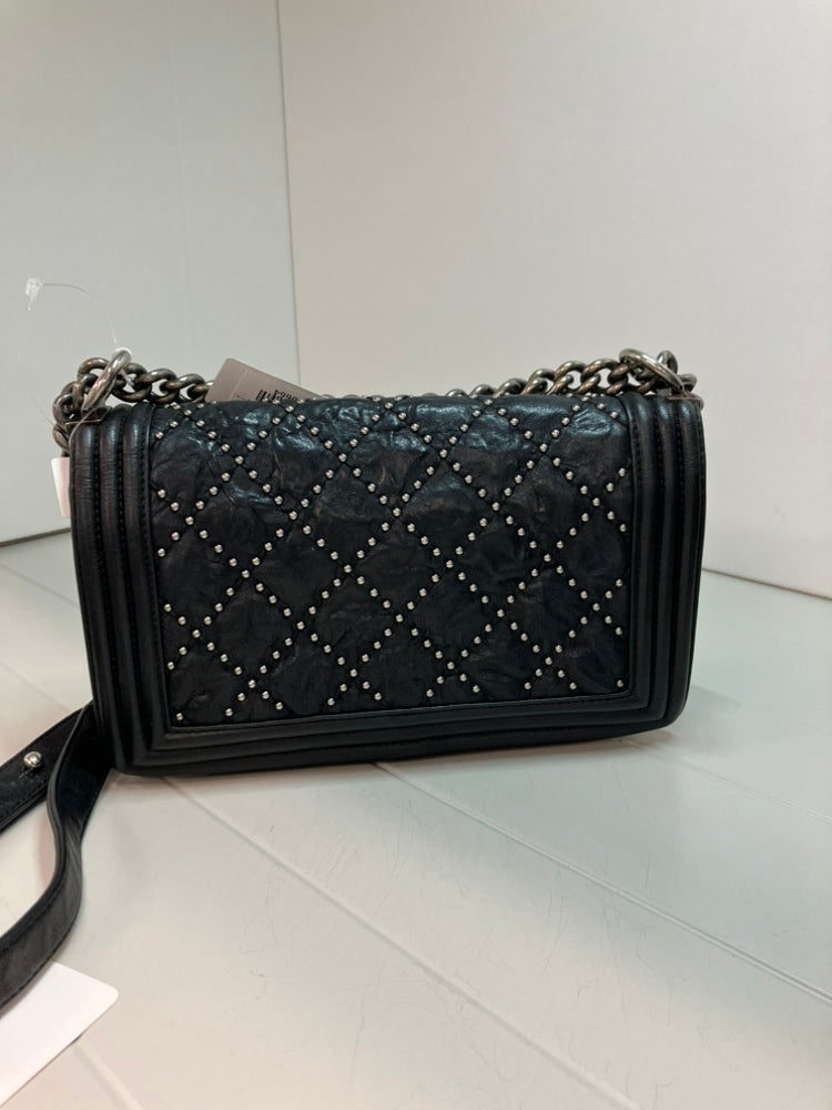 Chanel Old Medium Matelassé Crumpled Cuir de veau clouté Boy à rabat