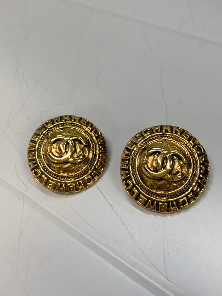 Chanel CC plaqué Rond Clip On Boucles d’oreilles