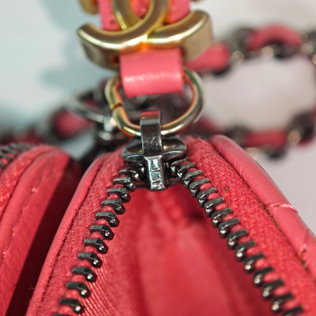 Chanel Matelassé vieilli Cuir de veau Gabrielle Double Zip Pochette avec chaîne