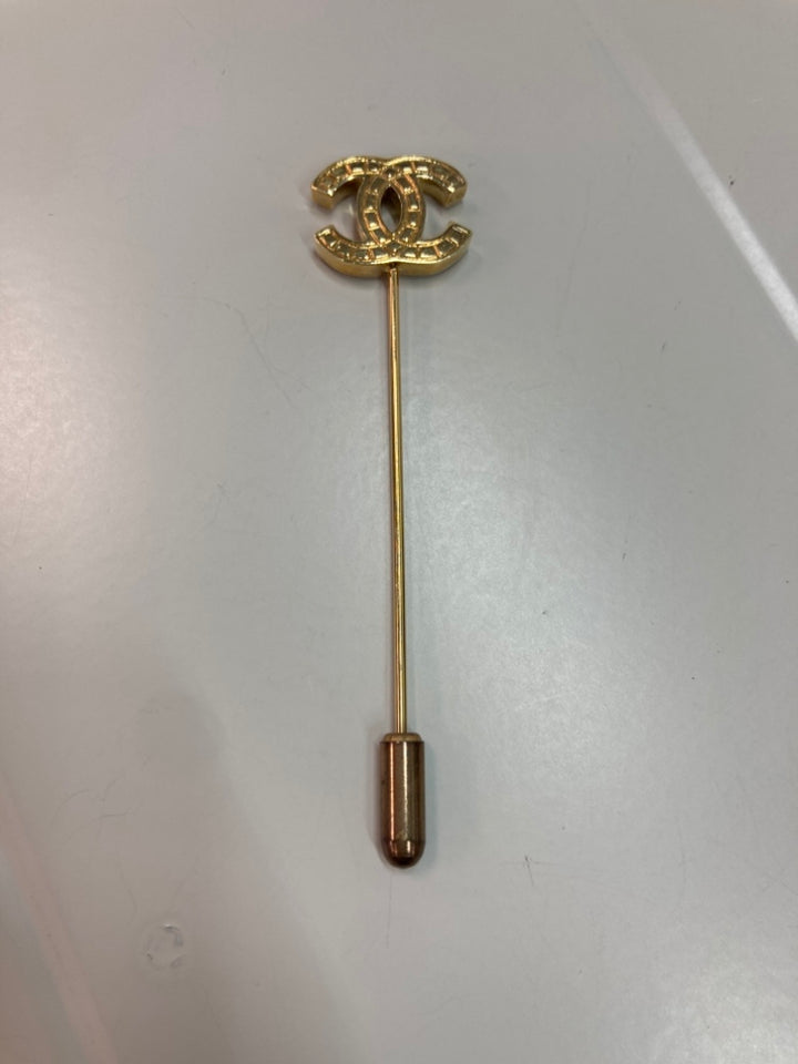 Chanel CC plaqué Pin Broche
