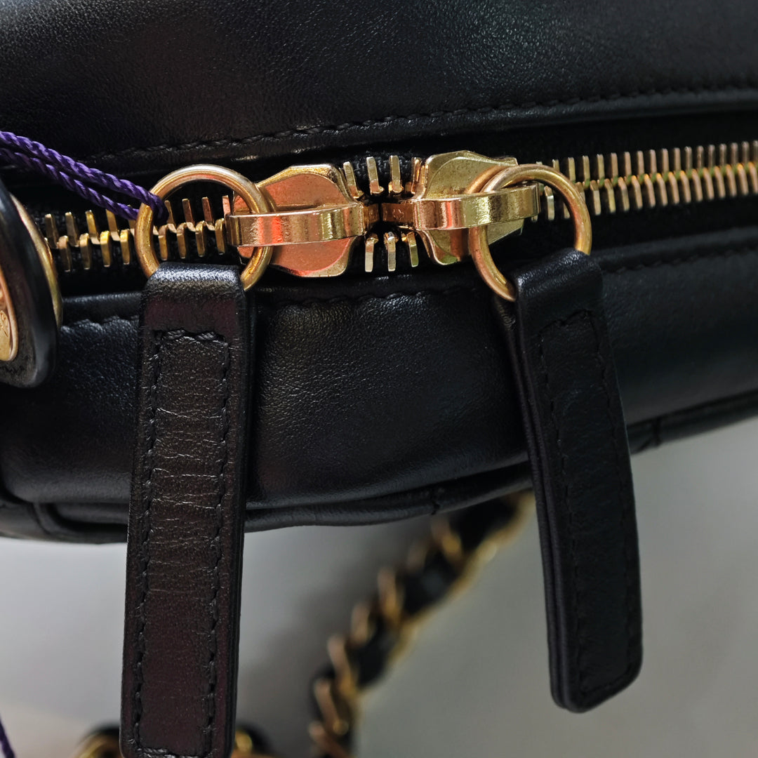 Chanel Matelassé Cuir de veau Logo Enchained Sac caméra