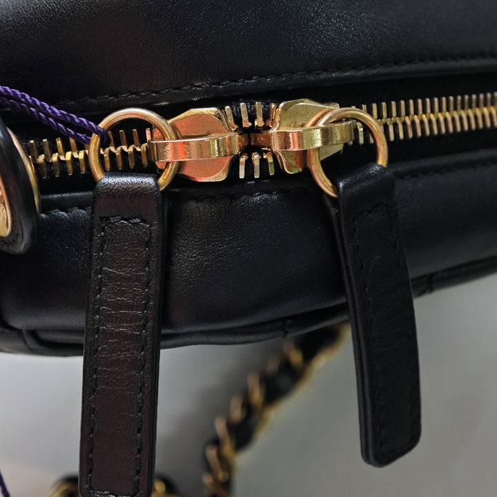 Chanel Matelassé Cuir de veau Logo Enchained Sac caméra