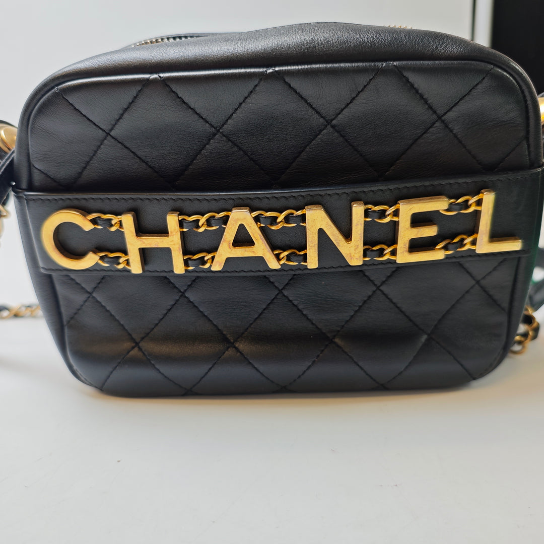 Chanel Matelassé Cuir de veau Logo Enchained Sac caméra