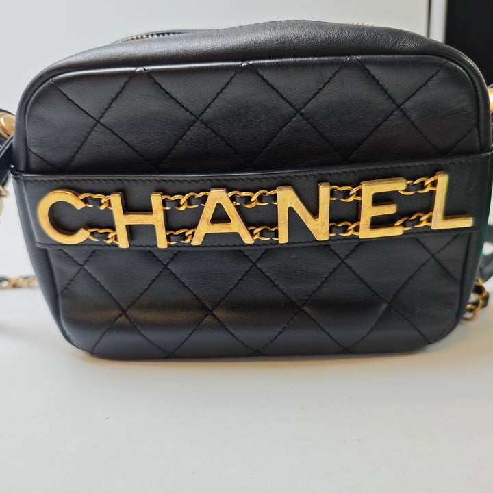 Chanel Matelassé Cuir de veau Logo Enchained Sac caméra