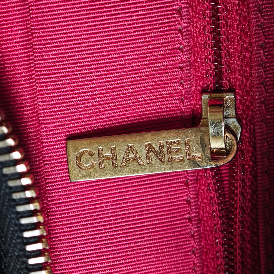 Chanel Matelassé Cuir de veau Logo Enchained Sac caméra