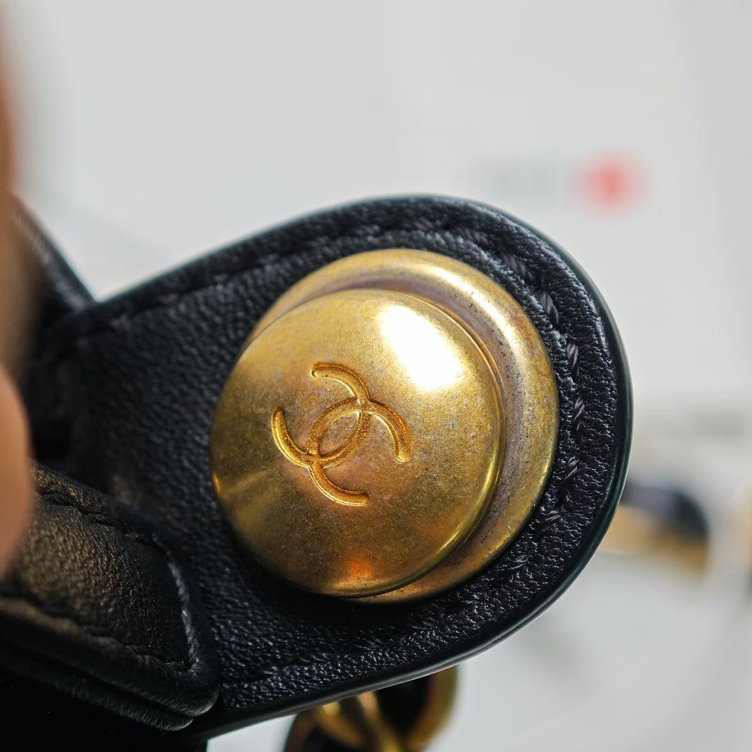 Chanel Matelassé Cuir de veau Logo Enchained Sac caméra