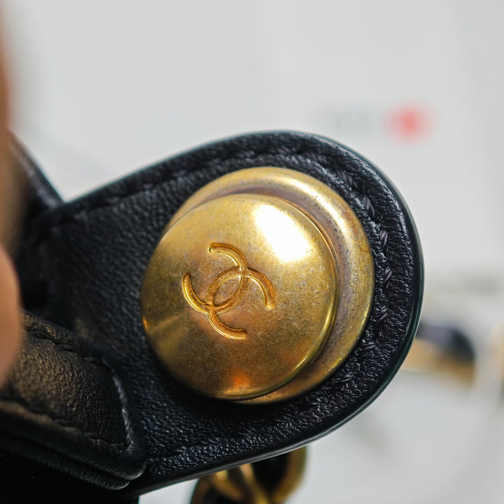Chanel Matelassé Cuir de veau Logo Enchained Sac caméra