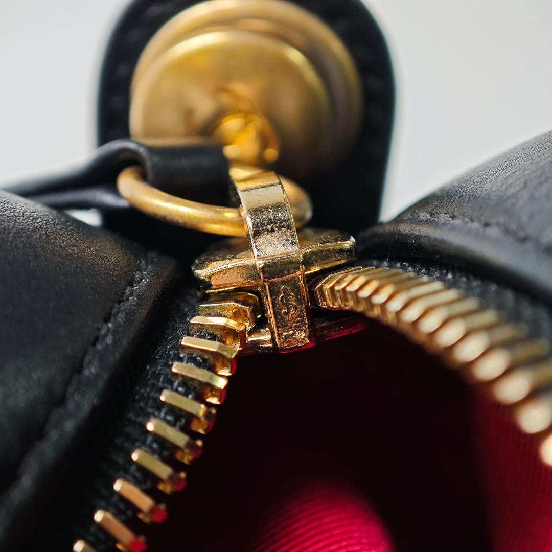 Chanel Matelassé Cuir de veau Logo Enchained Sac caméra