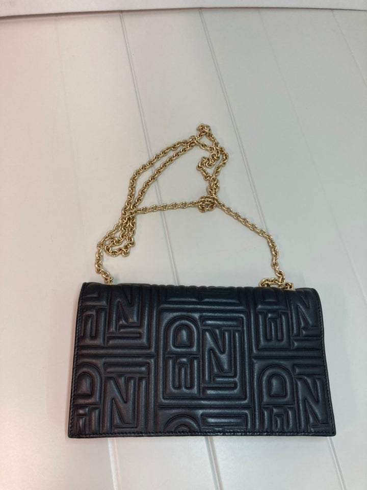 Fendi embossé Nappa Logo Chain Pochette