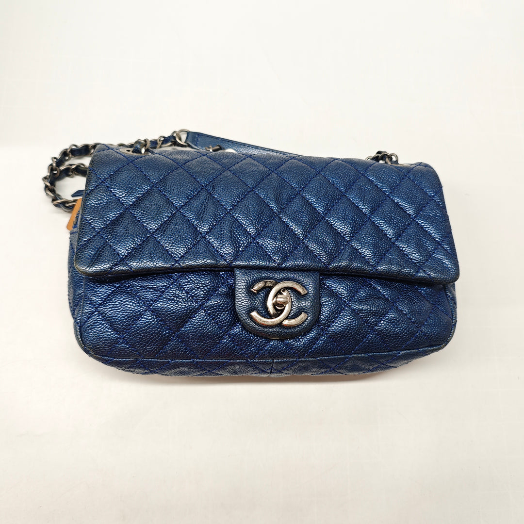 Chanel Medium Matelassé Iridescent Caviar Easy à rabat