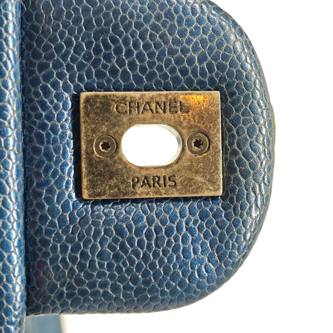 Chanel Medium Matelassé Iridescent Caviar Easy à rabat