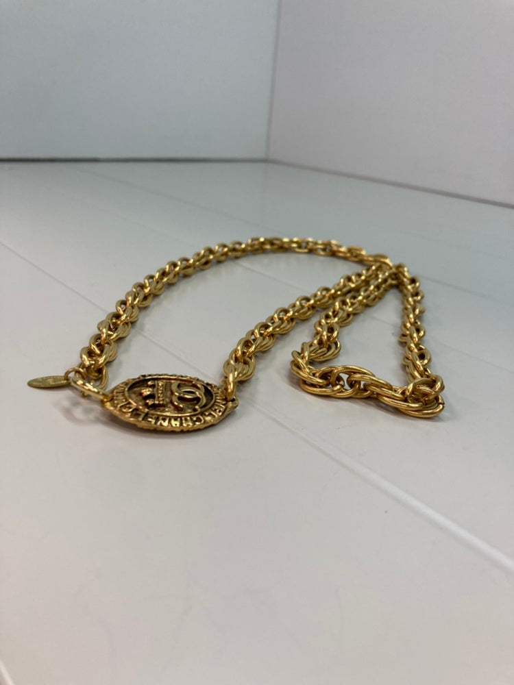 Chanel CC plaqué Oval Medallion Pendant Double Chain Collier