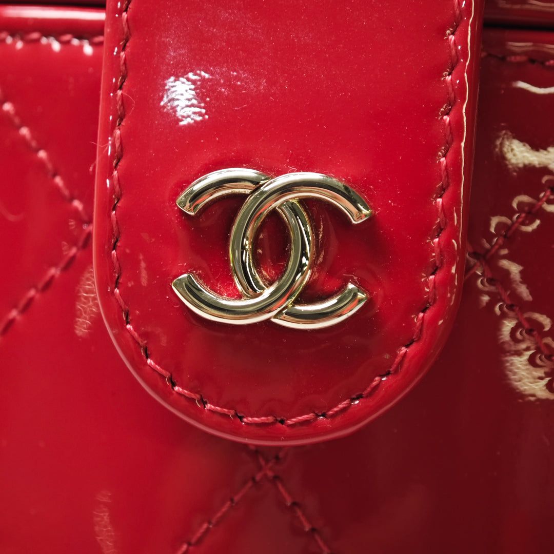 Chanel CC Matelassé Cuir verni Rond Vanity avec chaîne