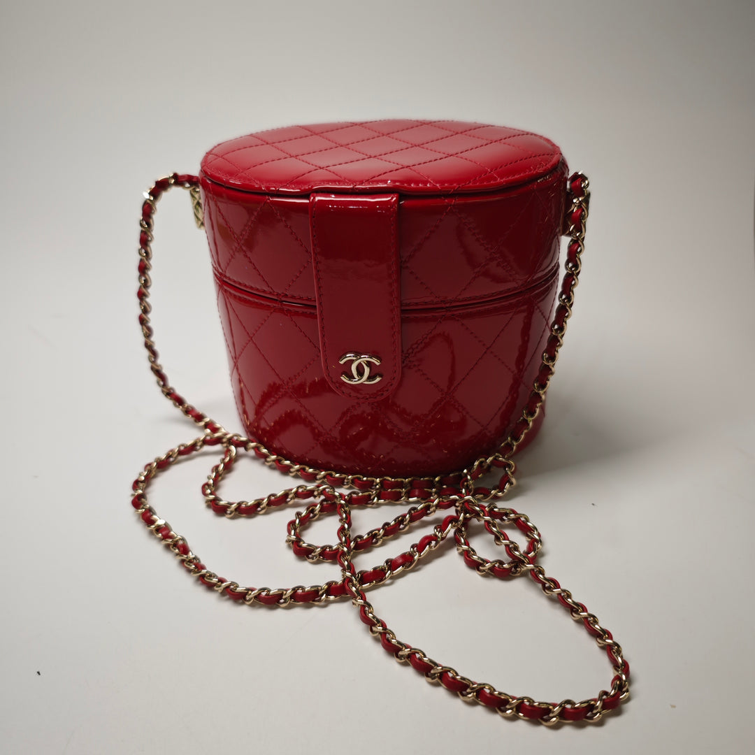 Chanel CC Matelassé Cuir verni Rond Vanity avec chaîne