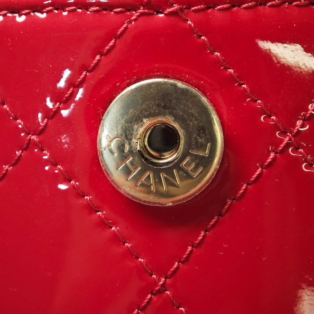 Chanel CC Matelassé Cuir verni Rond Vanity avec chaîne