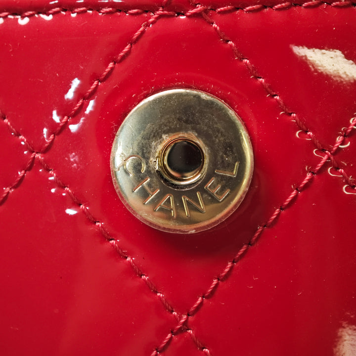 Chanel CC Matelassé Cuir verni Rond Vanity avec chaîne