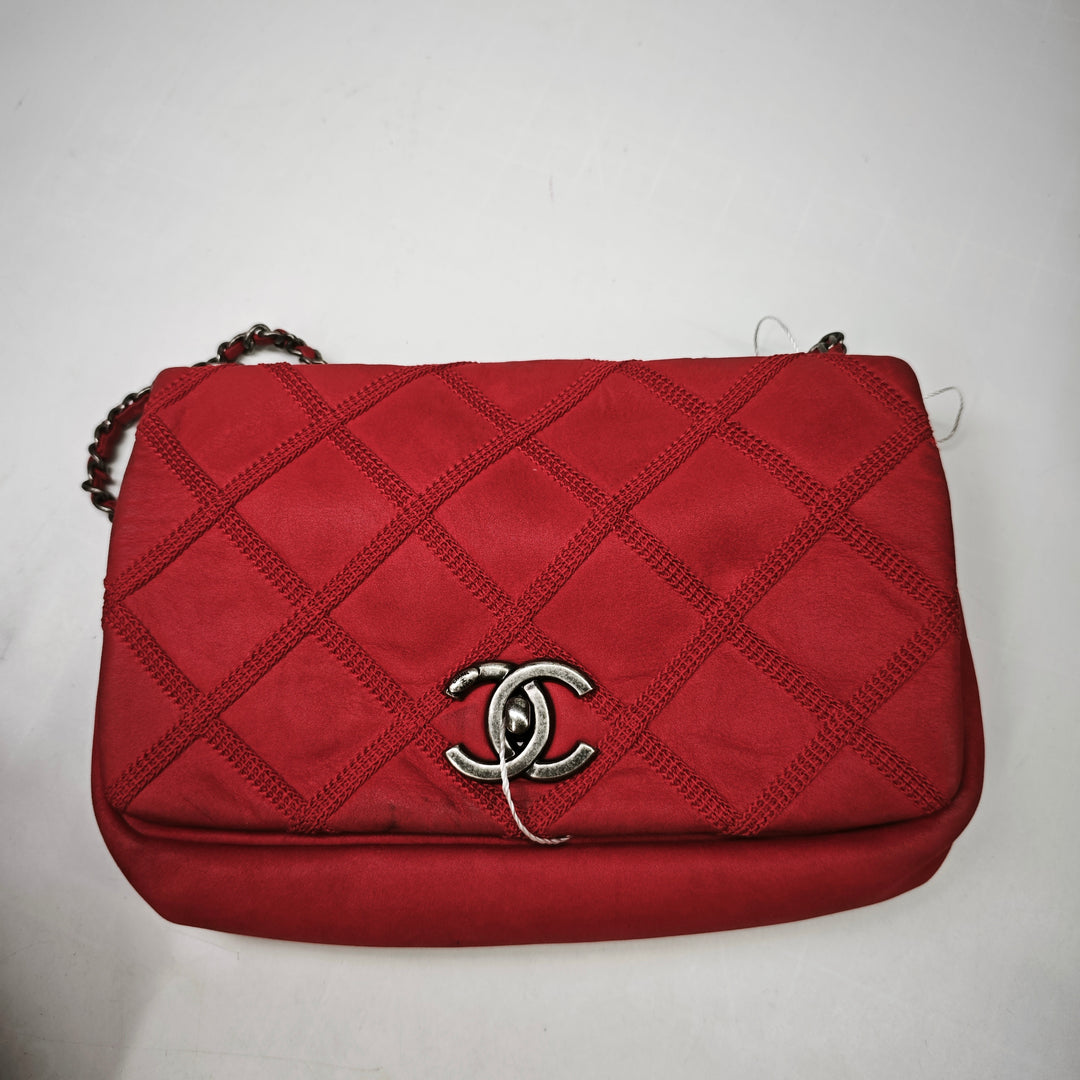 Chanel Iridescent Cuir de veau Diamond Stitch à rabat