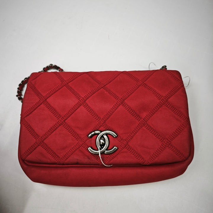 Chanel Iridescent Cuir de veau Diamond Stitch à rabat