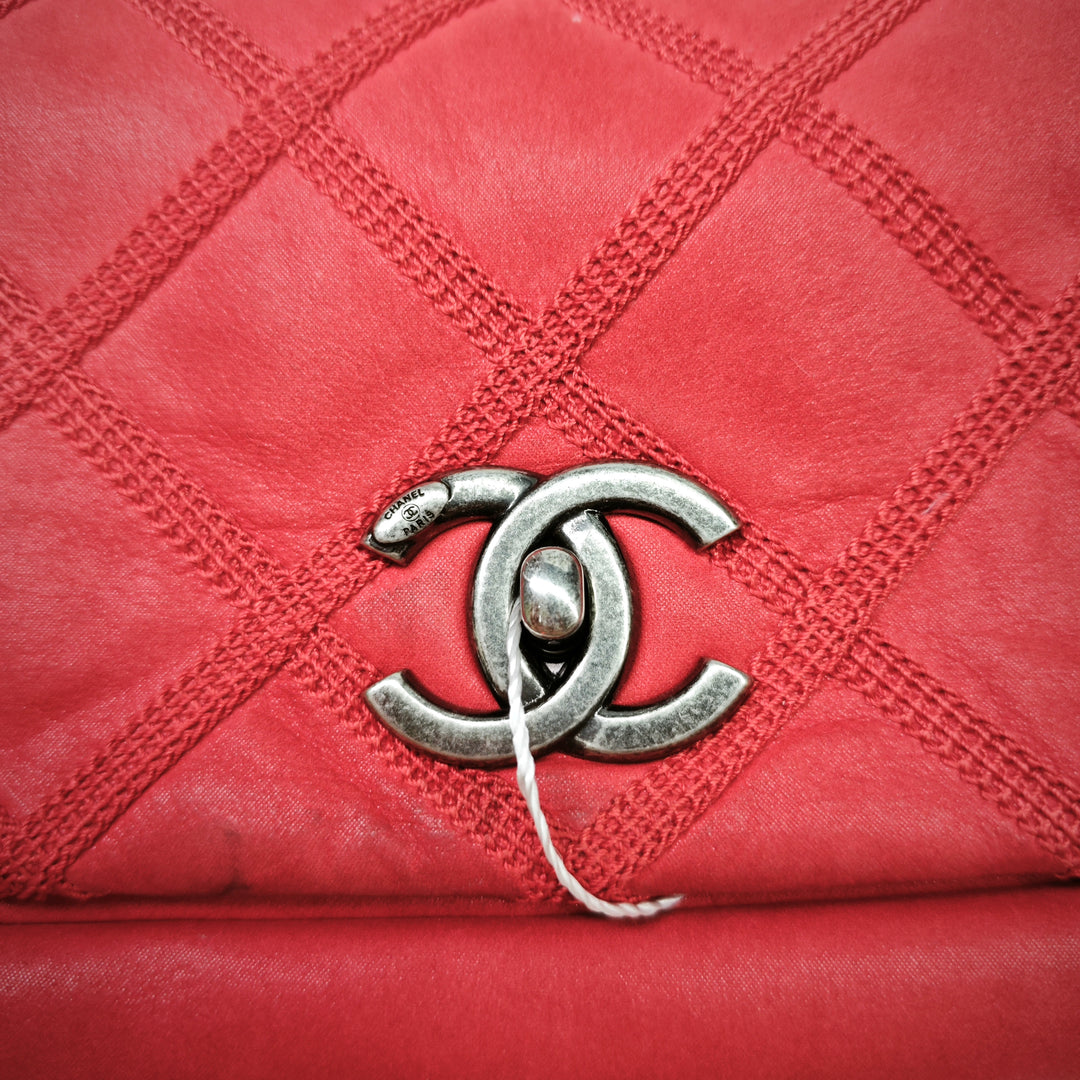 Chanel Iridescent Cuir de veau Diamond Stitch à rabat