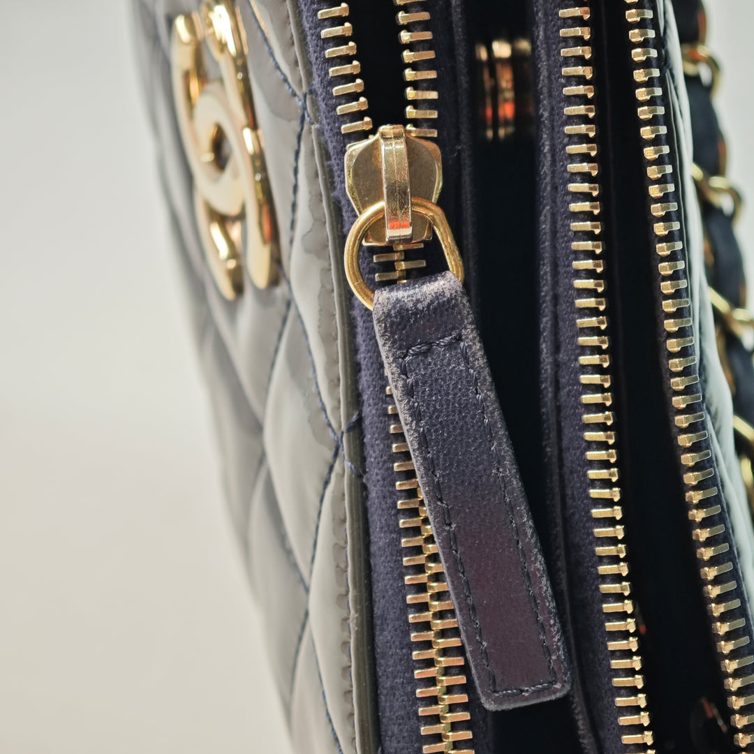 Chanel Matelassé Cuir verni CC Crown Double Zip Sac porté croisé