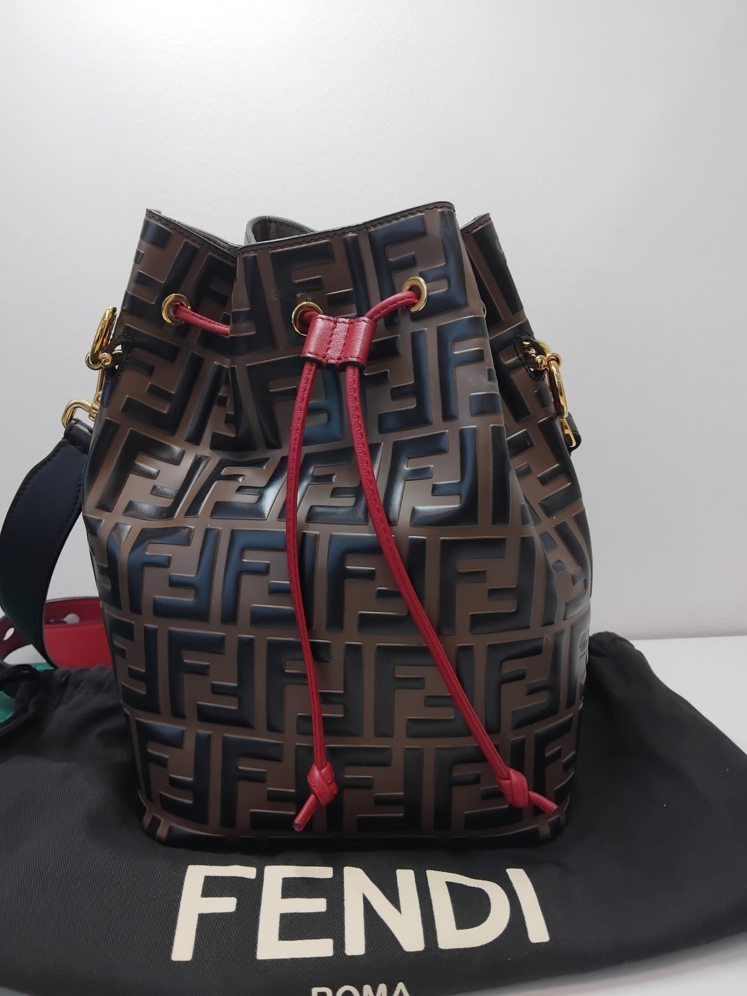 Fendi FF 1974 embossé Cuir Mon Tresor Bucket Sac