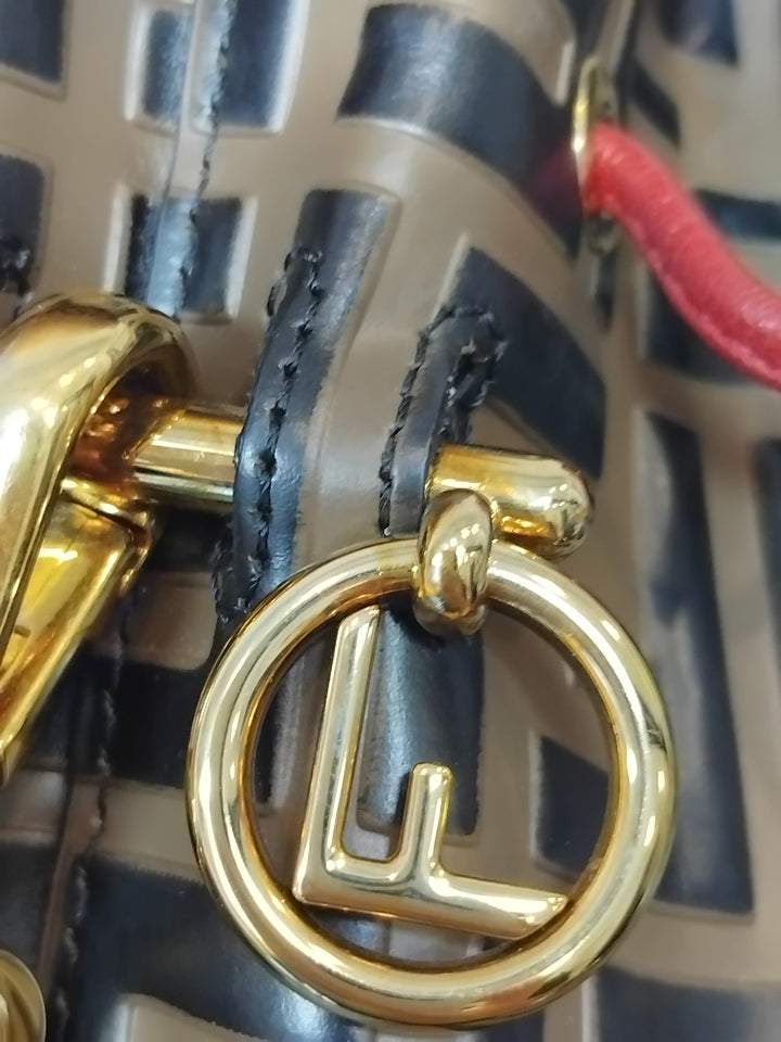 Fendi FF 1974 embossé Cuir Mon Tresor Bucket Sac
