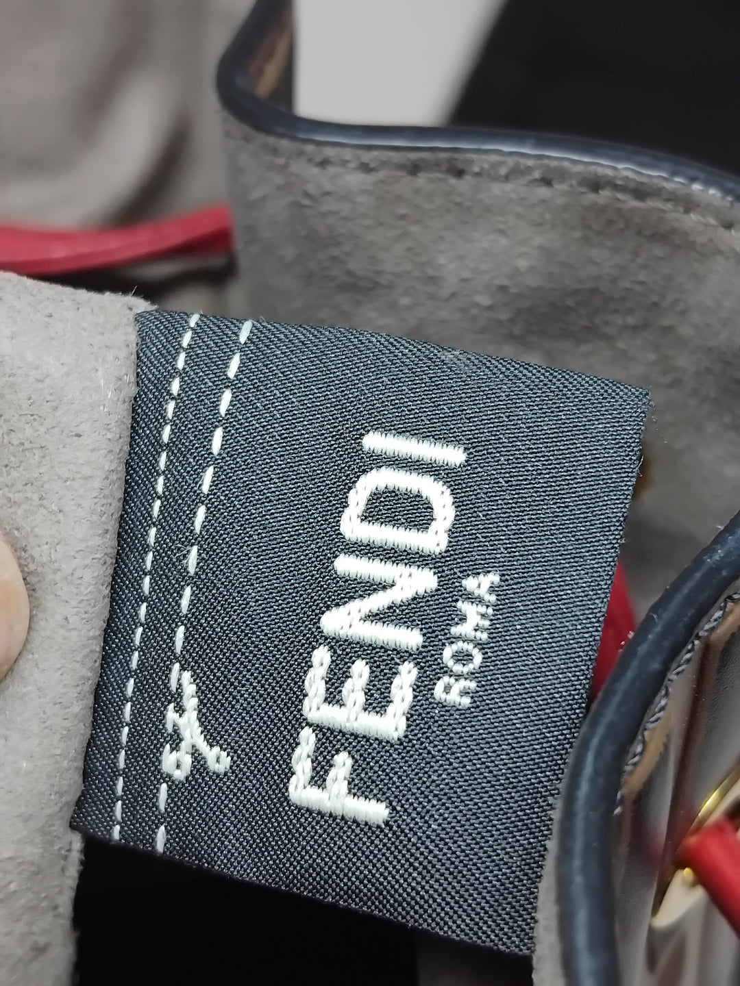 Fendi FF 1974 embossé Cuir Mon Tresor Bucket Sac