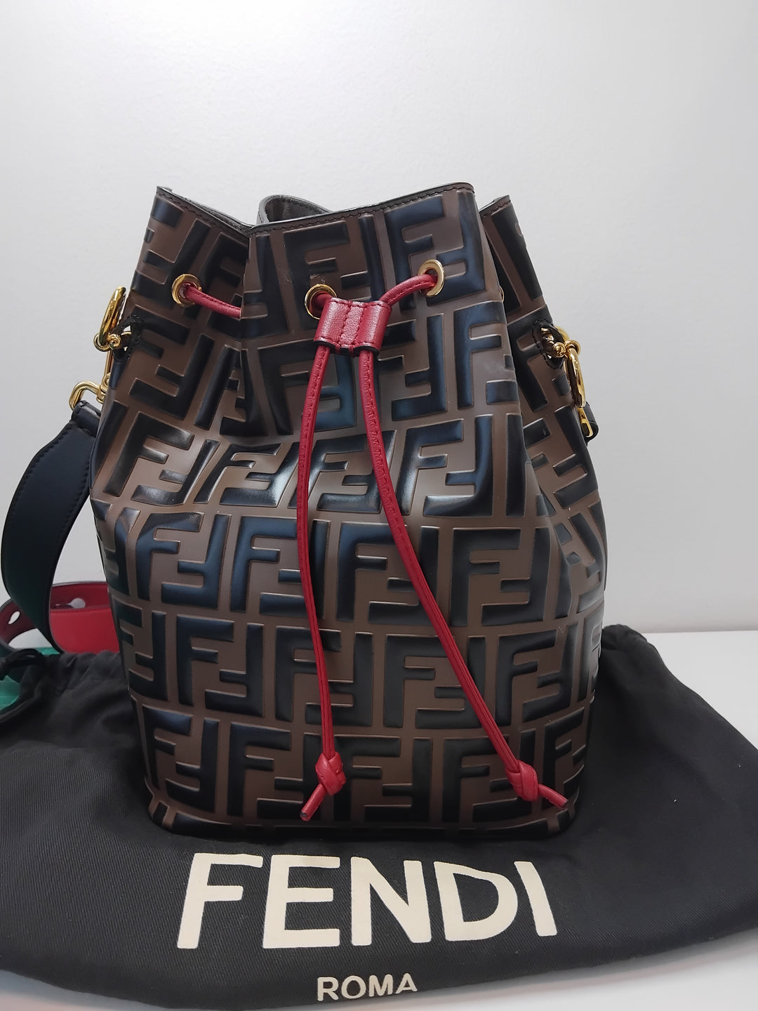 Fendi FF 1974 embossé Cuir Mon Tresor Bucket Sac