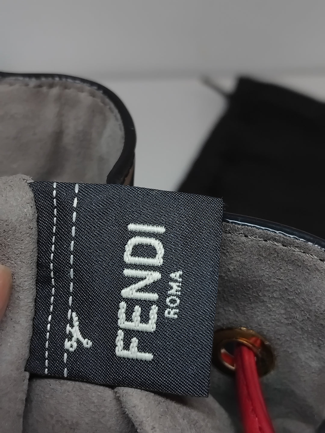 Fendi FF 1974 embossé Cuir Mon Tresor Bucket Sac