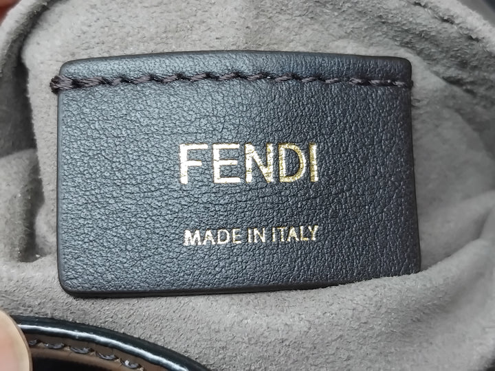 Fendi FF 1974 embossé Cuir Mon Tresor Bucket Sac