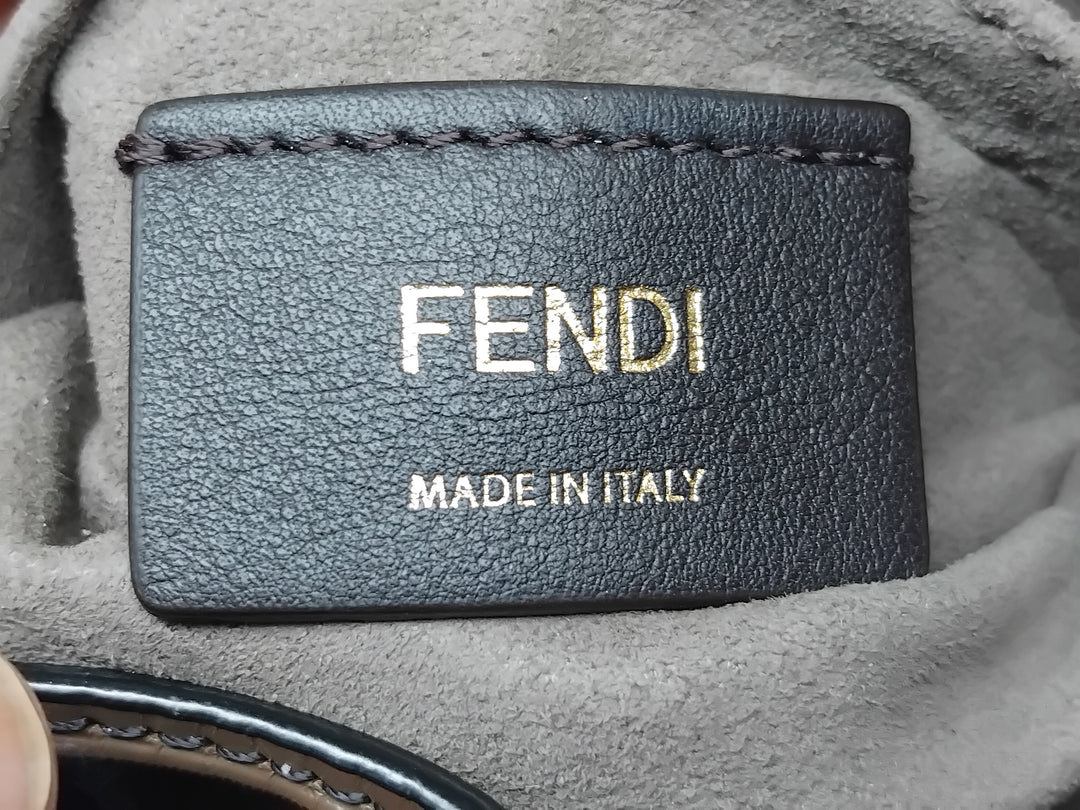 Fendi FF 1974 embossé Cuir Mon Tresor Bucket Sac