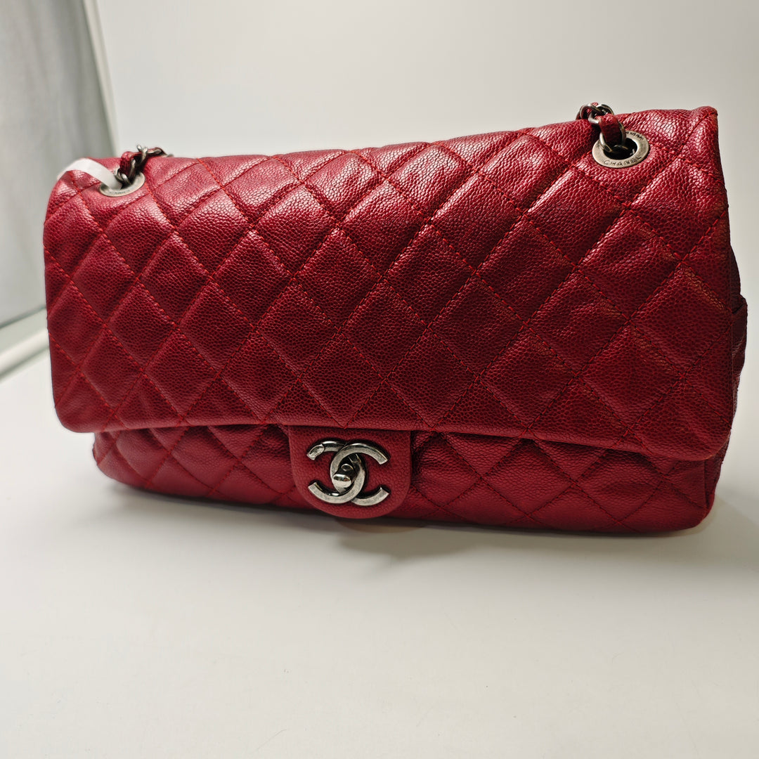Chanel Jumbo Matelassé Iridescent Caviar Easy à rabat