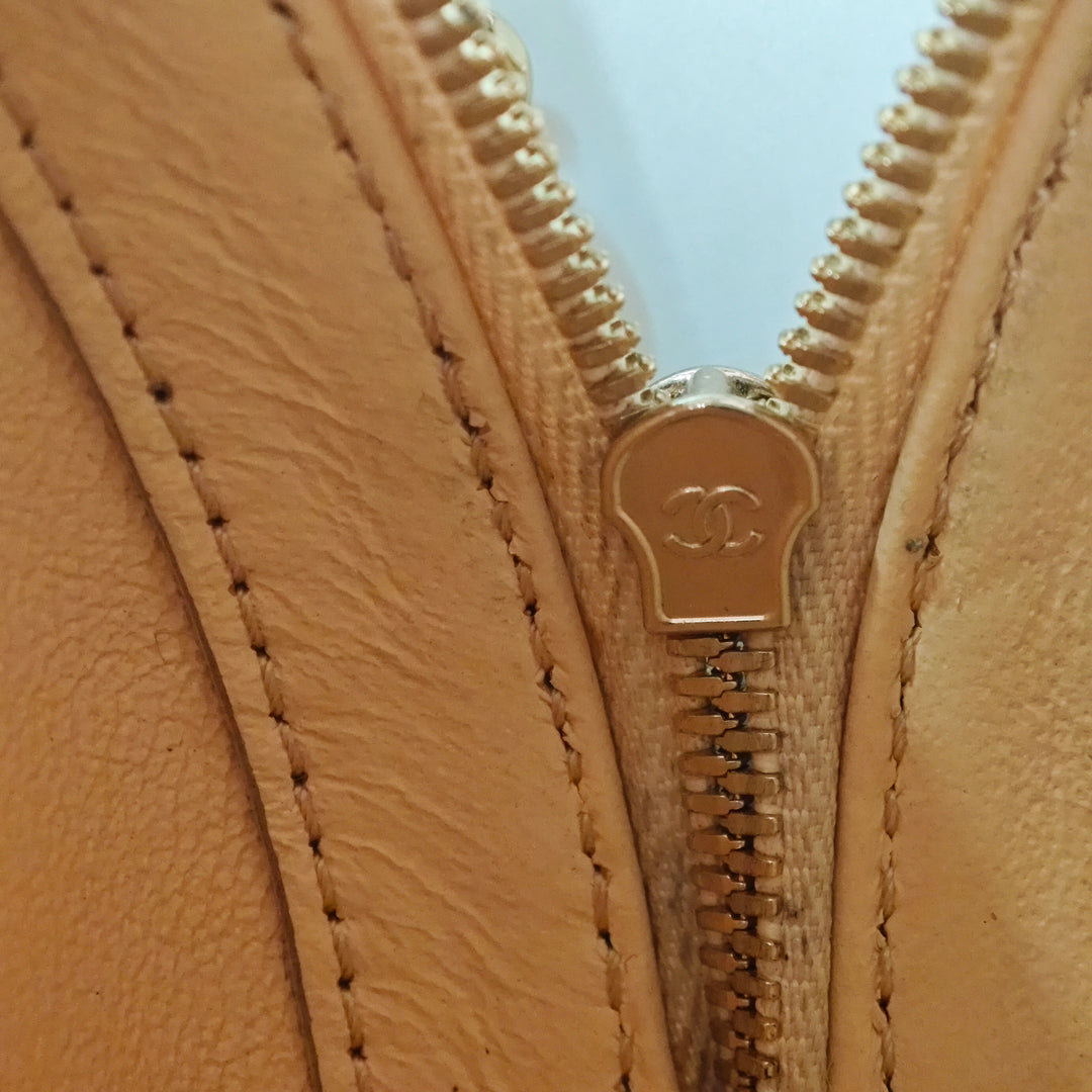 Chanel Surpiqué Cuir de veau Logo Strass et Perle Chain Rond Sac porté croisé