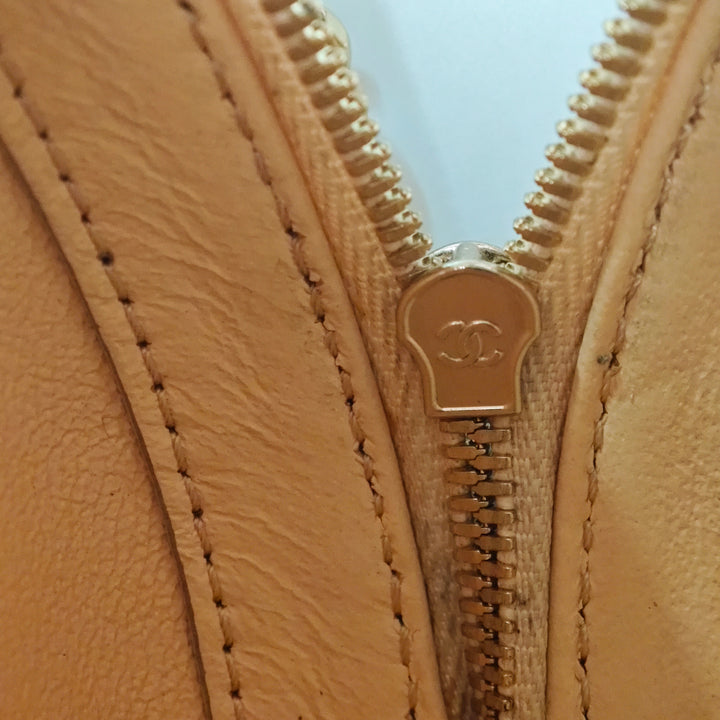 Chanel Surpiqué Cuir de veau Logo Strass et Perle Chain Rond Sac porté croisé