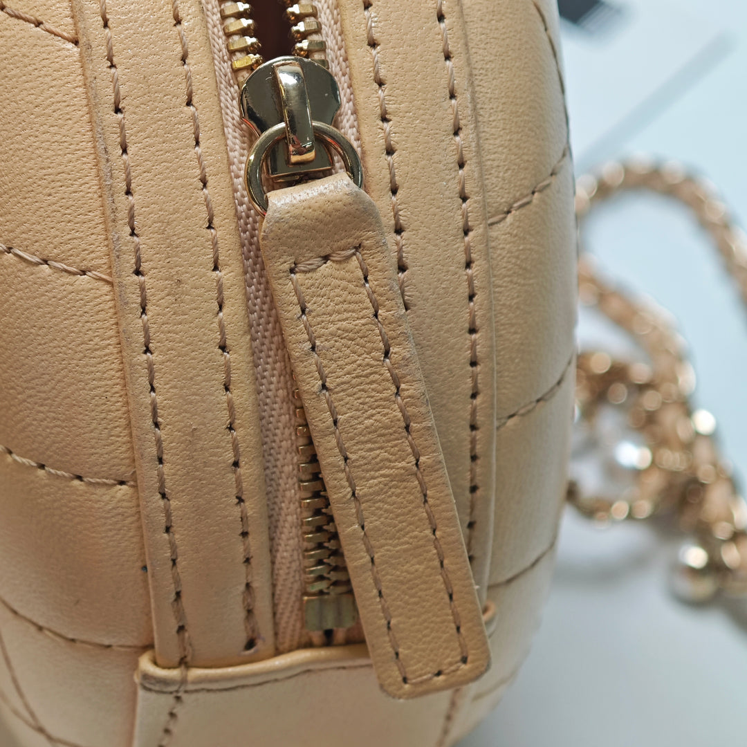 Chanel Surpiqué Cuir de veau Logo Strass et Perle Chain Rond Sac porté croisé