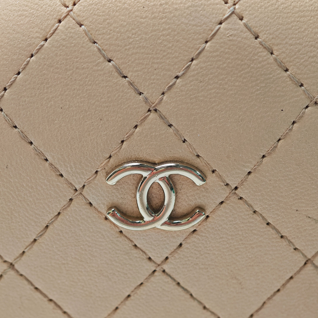 Chanel Surpiqué Cuir de veau Logo Strass et Perle Chain Rond Sac porté croisé